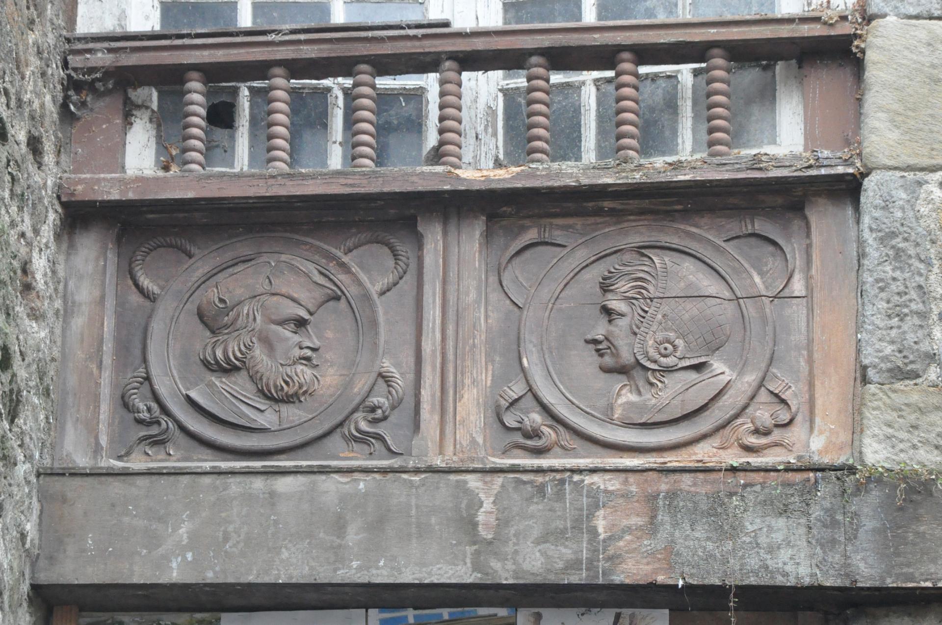 médaillons sculptés de Jacques cartier et sa femme